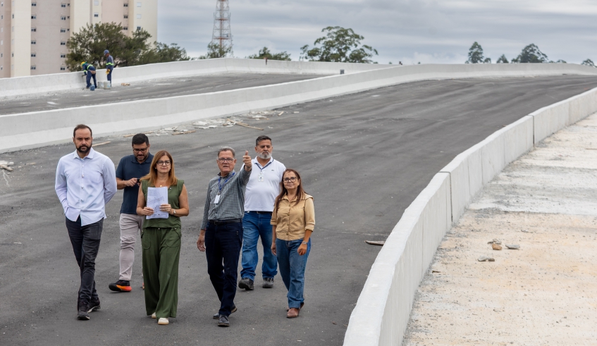 Prefeita Mara Bertaiolli em visita ao novo viaduto de Cezar de Souza, cujas obras estão adiantadas e que faz parte da Nova Perimetral de Mogi das Cruzes (Divulgação/PMMC)
