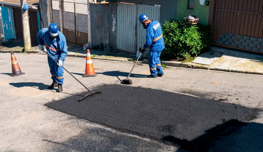 Mega operação finalizou o primeiro final de semana com um total de 423 buracos tapados em 77 ruas do distrito de Cezar de Souza (Divulgação/ PMMC)