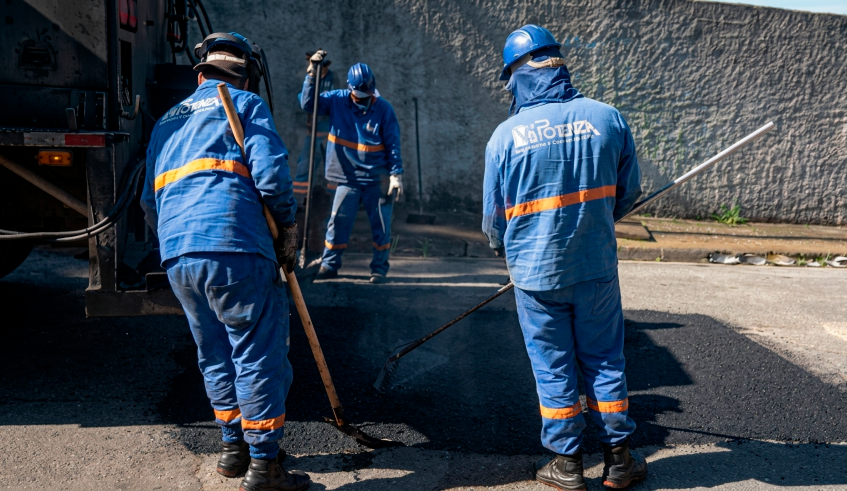 Mega operação finalizou o primeiro final de semana com um total de 423 buracos tapados em 77 ruas do distrito de Cezar de Souza (Divulgação/ PMMC)