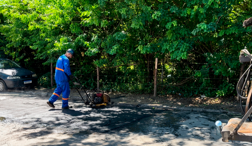 Mega operação finalizou o primeiro final de semana com um total de 423 buracos tapados em 77 ruas do distrito de Cezar de Souza (Divulgação/ PMMC)