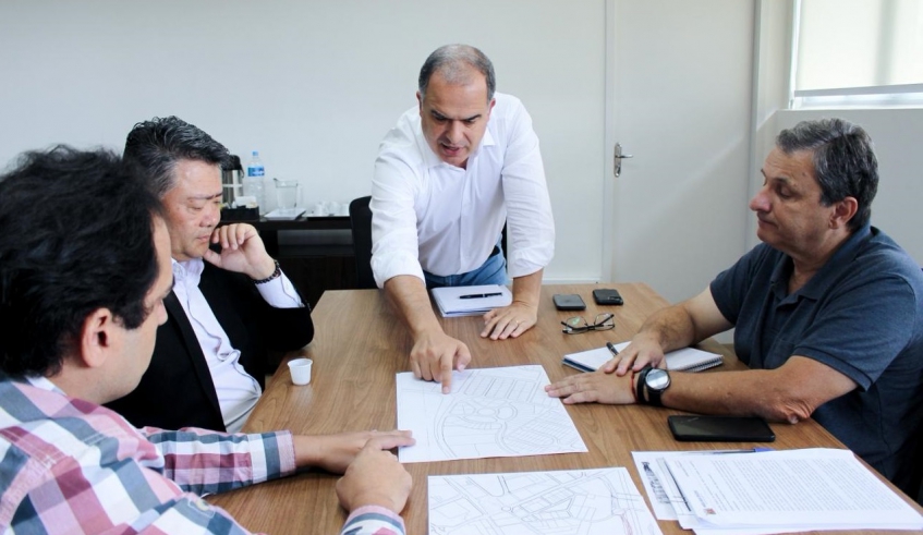 Reunião do vice-prefeito Téo Cusatis e equipe da Secretaria de Mobilidade e Trânsito discutiu resultados das mudanças na Vila Nova Mogilar e outras ações em bairros (Divulgação/PMMC)
