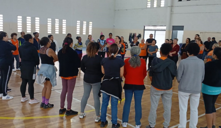 Aulão de Defesa Pessoal Feminina levou noções teóricas e práticas para as alunas do Ginásio Esportivo Deputado Paulo Kobayashi, na Vila Nova Jundiapeba (Divulgação/PMMC)