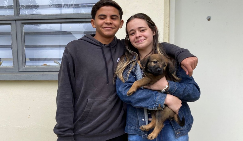 Casal vindo de Poá esteve no Nubea no domingo (17/5), adotou um filhote de cachorro e garantiu a ele um lar e uma família (Divulgação/PMMC)