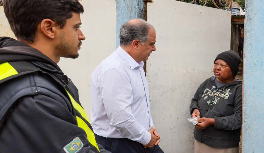 Vice-prefeito, Téo Cusatis, acompanhou a entrega de uma moradora da Vila Jundiaí (Divulgação/PMMC)