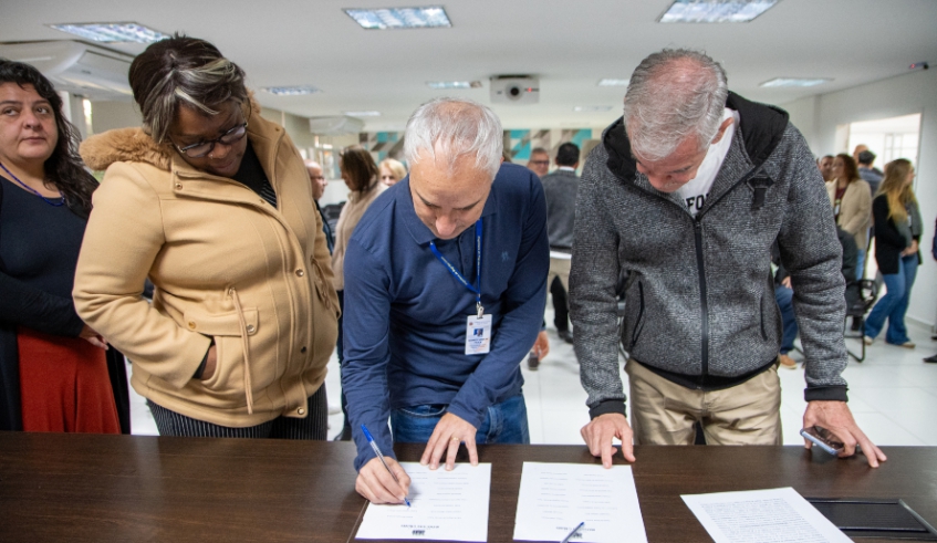 Prefeita empossa membros do COMAD, que contribui para a construção coletiva de políticas públicas de combate ao consumo de álcool e drogas (Divulgação/ PMMC)
