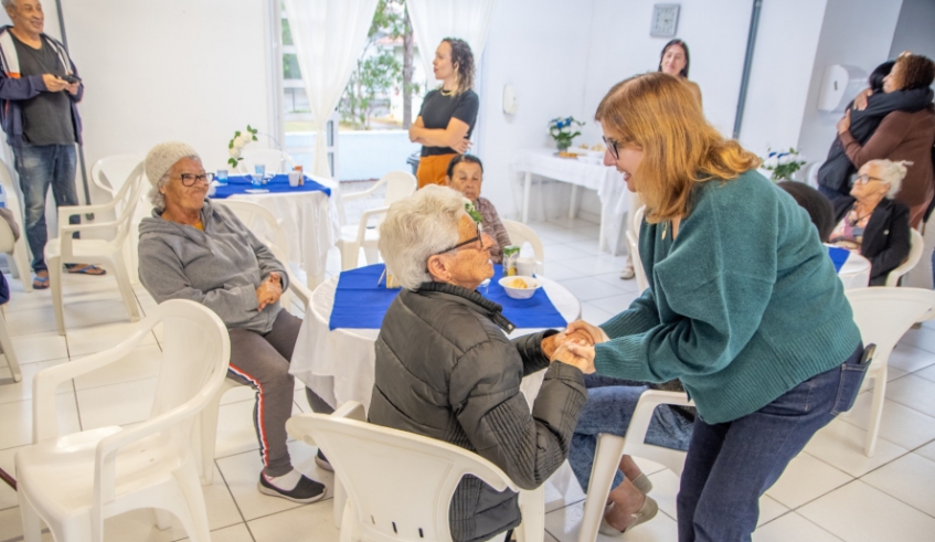 Prefeita Mara Bertaiolli acompanha visita de alunos do IBMEC à Vila Dignidade (Divulgação - PMMC)