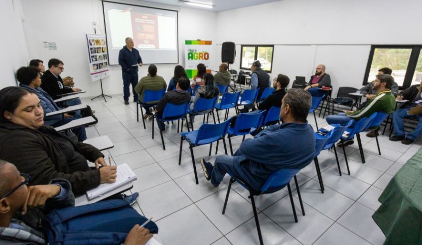 O evento, que reuniu cerca de 30 pessoas, entre produtores e estudantes, além de técnicos do setor, aconteceu na sede da pasta, no Mogilar,