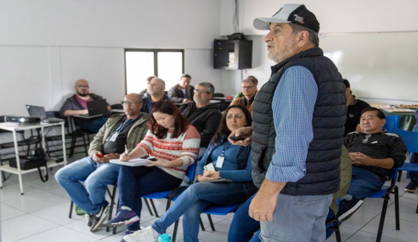 Durante a apresentação, o especialista destacou aspectos relacionados à circulação do vírus em animais silvestres e animais de produção (bovinos, equinos, etc)