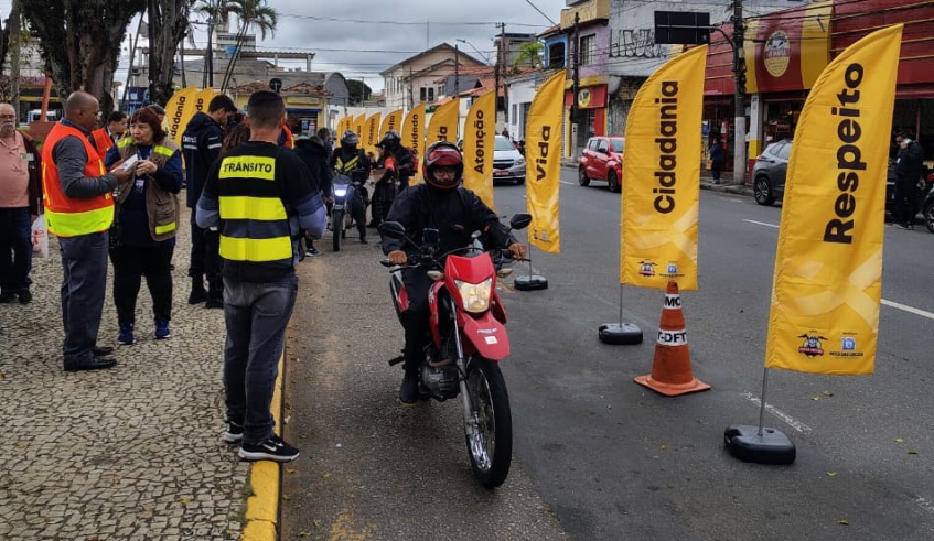 Cerca de 2 mil motociclistas foram atendidos com orientações pela ação desta quinta-feira, realizada na praça Francisco Ribeiro Nogueira, no Centro (Divulgação/PMMC)