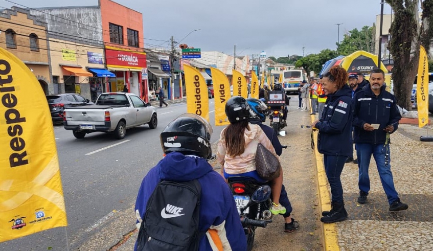 Cerca de 2 mil motociclistas foram atendidos com orientações pela ação desta quinta-feira, realizada na praça Francisco Ribeiro Nogueira, no Centro (Divulgação/PMMC)