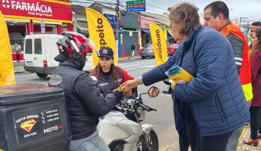 Cerca de 2 mil motociclistas foram atendidos com orientações pela ação desta quinta-feira, realizada na praça Francisco Ribeiro Nogueira, no Centro (Divulgação/PMMC)
