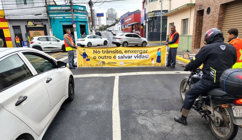 Cerca de 2 mil motociclistas foram atendidos com orientações pela ação desta quinta-feira, realizada na praça Francisco Ribeiro Nogueira, no Centro (Divulgação/PMMC)