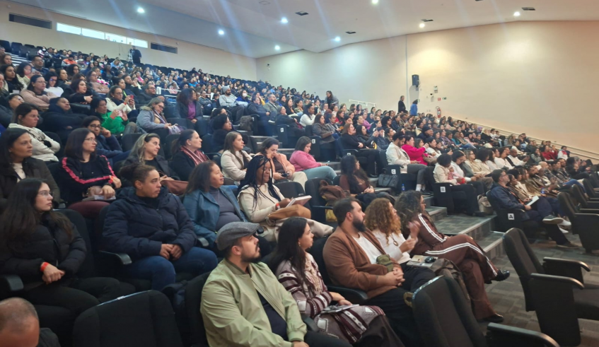 Mais de 500 educadores da rede municipal de ensino de Mogi das Cruzes participaram na noite desta quinta-feira (21/05) da palestra. (Divulgação/PMMC)