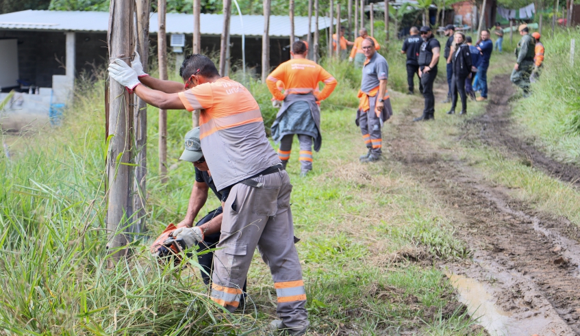 Funcionários trabalharam na retirada de mourões que delimitavam os loteamentos irregulares localizados no distrito de Taiaçupeba (Divulgação/PMMC)
