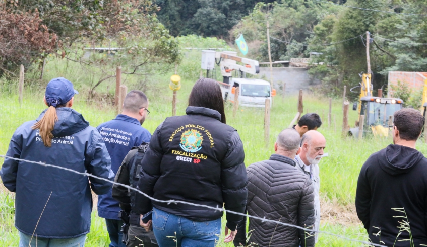 Funcionários da Prefeitura e de outros órgãos chegaram ao distrito de Taiaçupeba no início da manhã, para atuarem no combate aos loteamentos irregulares (Divulgação/PMMC)