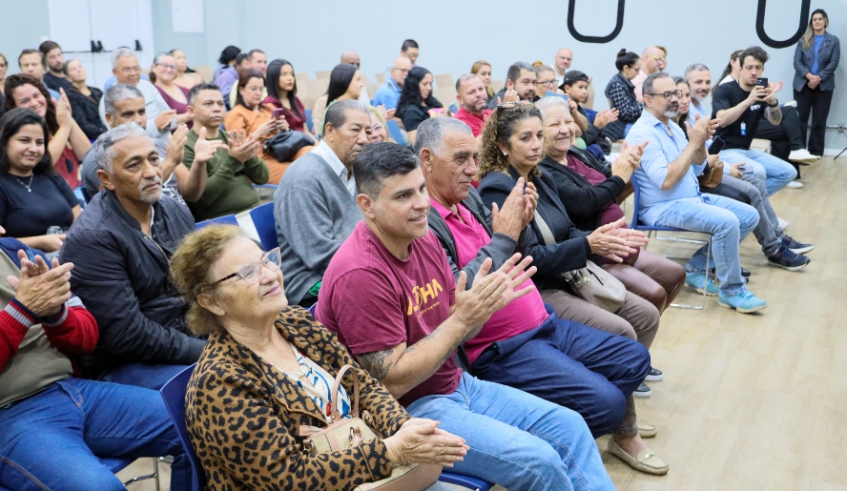Mais 76 títulos de propriedade foram entregues nesta terça-feira para famílias de núcleos habitacionais regularizados pela Prefeitura (Divulgação/ PMMC)