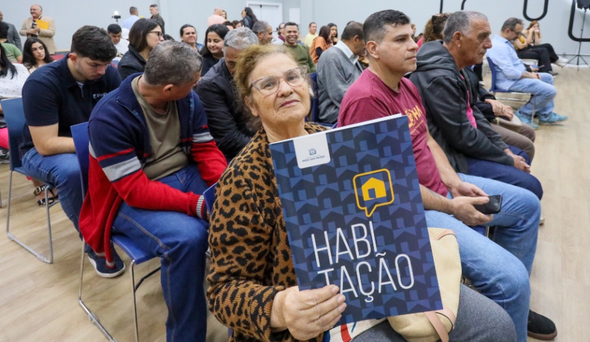 Mais 76 títulos de propriedade foram entregues nesta terça-feira para famílias de núcleos habitacionais regularizados pela Prefeitura (Divulgação/ PMMC)