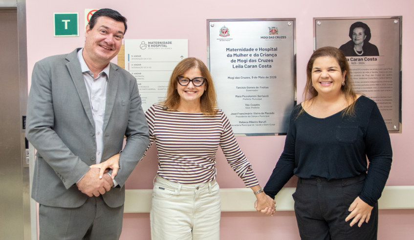 Prefeita Mara Bertaiolli entre a secretária de Saúde e Bem-Estar, Rebeca Barufi, e o secretário-adjunto, Luiz Bot (Divulgação/PMMC)