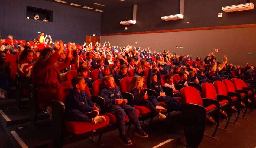 Estudantes e educadores de sete escolas municipais assistiram ao espetáculo, promovido pelo Sesc Mogi das Cruzes em parceria com a Secretaria de Educação. (Divulgação/PMMC)