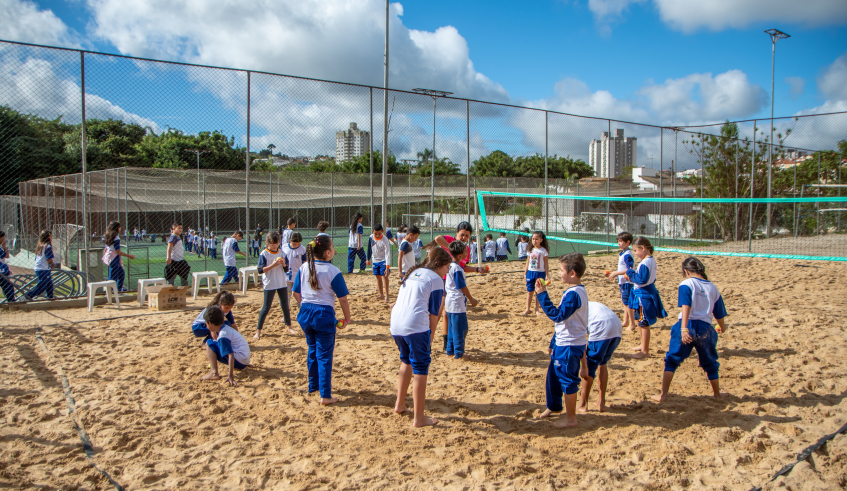 Profissionais da Secretaria de Esportes, Lazer e Qualidade de Vida realizaram oficinas de basquete, vôlei, queimada, tênis de mesa, danças, beach tênis e futeboliche. (Divulgação/PMMC)