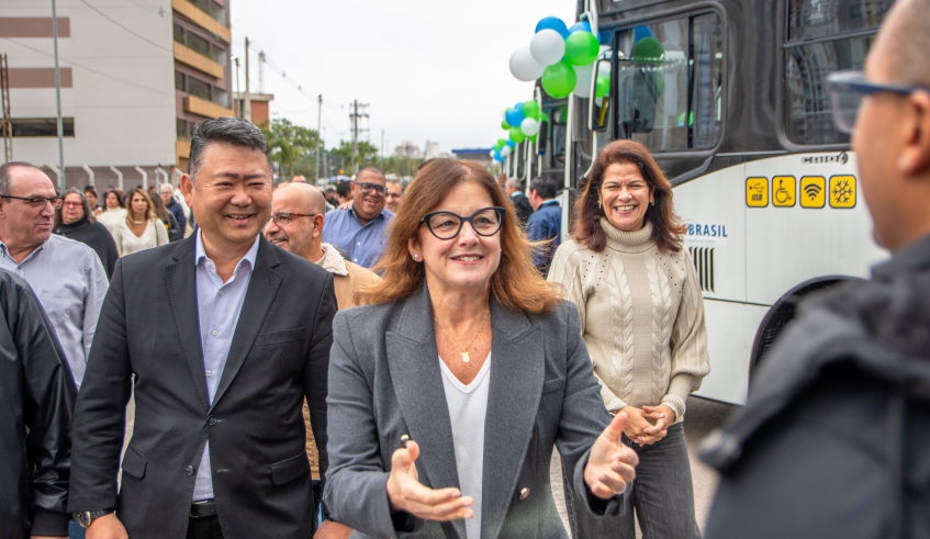 Prefeita Mara Bertaiolli destacou a importância dos ônibus com ar-condicionado e das novas coberturas de pontos para os passageiros do transporte coletivo (Divulgação/PMMC)