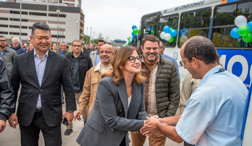 Prefeita Mara Bertaiolli participou da entrega de 26 novos ônibus com ar-condicionado para atender os passageiros do sistema municipal de transporte coletivo (Divulgação/PMMC)