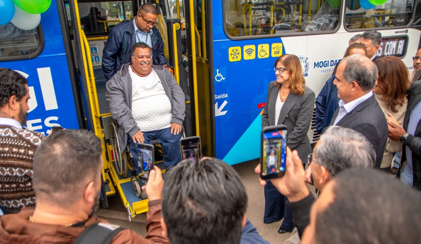 Ônibus entregues nesta segunda-feira (01/06) contam com ar-condicionado e com total acessibilidade para o transporte de pessoas com deficiência (Divulgação/PMMC)