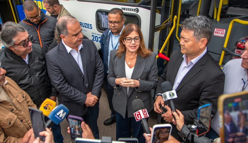 Prefeita Mara Bertaiolli destacou o trabalho que vem sendo realizado para melhoria do transporte coletivo, com novos ônibus e novas coberturas em pontos (Divulgação/PMMC)