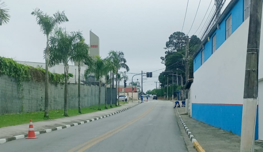 O mutirão de pintura de guias e postes, que vem sendo realizado há meses, teve continuidade neste último final de semana (Diuvlgação/ PMMC)