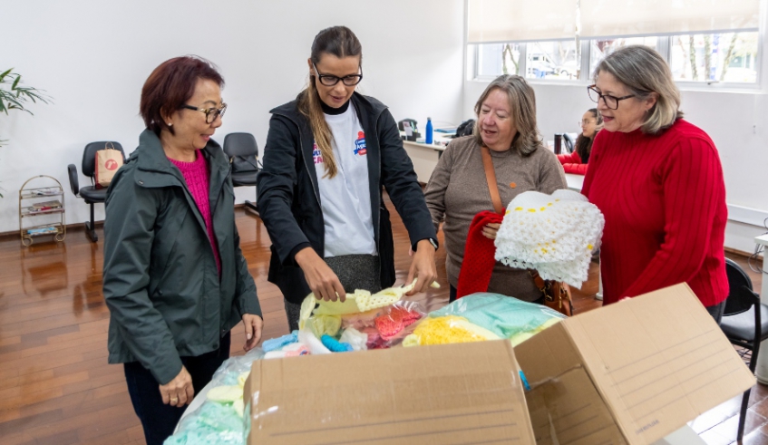 Associação do Voluntariado recebe doações de peças para bebês entregues pela presidente do Fundo Social, Maira Cusatis (Divulgação - PMMC)