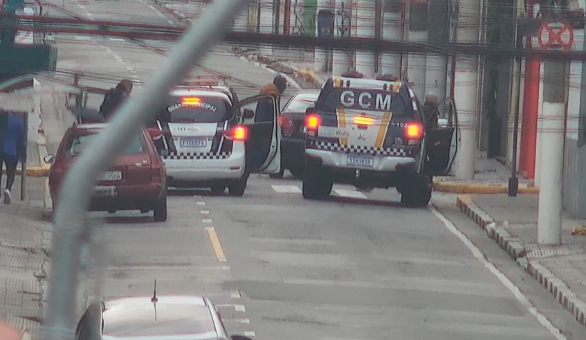 Guarda Civil Municipal prendeu os quatro suspeitos de roubo a um estabelecimento, realizado após acidente na rua Barão de Jaceguai, na manhã deste domingo (Divulgação/PMMC)