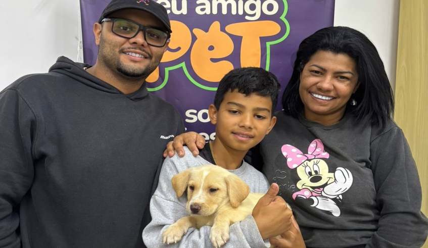 Família adotou filhote de cachorro, que agora conta com um lar amoroso e cheio de cuidados: Nubea tem mais animais disponíveis para adoção (Divulgação/PMMC)