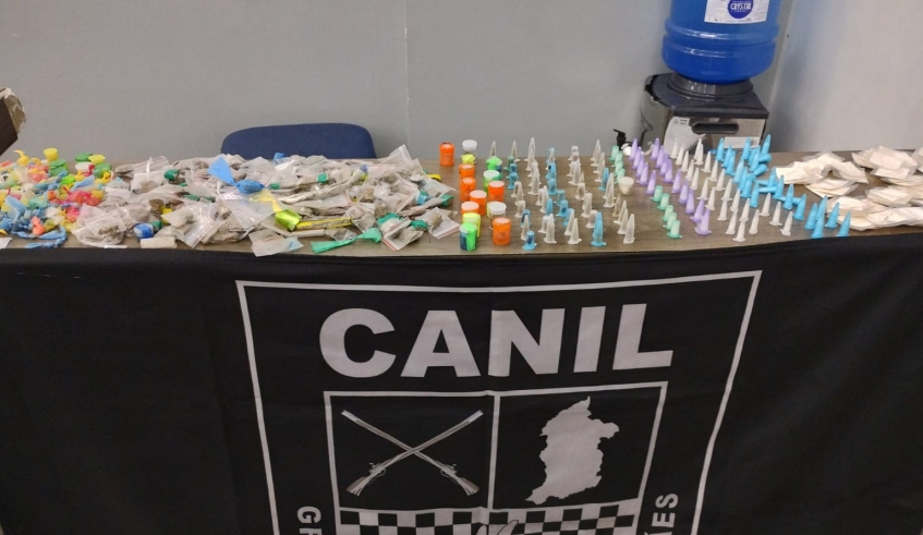 Foram apreendidas 812 porções de entorpecentes na operação no Jardim Margarida, que contou com a participação do cão Raio, do Canil da Guarda Civil Municipal (Divulgação/PMMC)