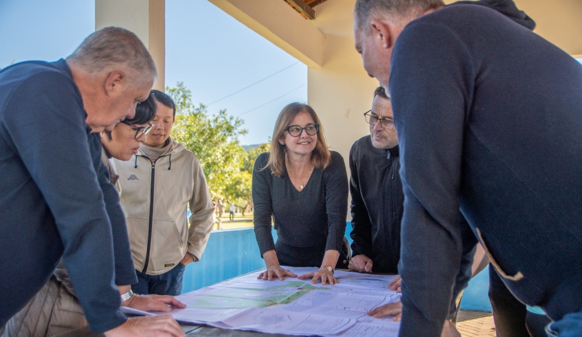 Prefeita Mara Bertaiolli vistoriou o Parque Centenário e anunciou que o espaço receberá investimentos para modernização da estrutura (Divulgação/PMMC)