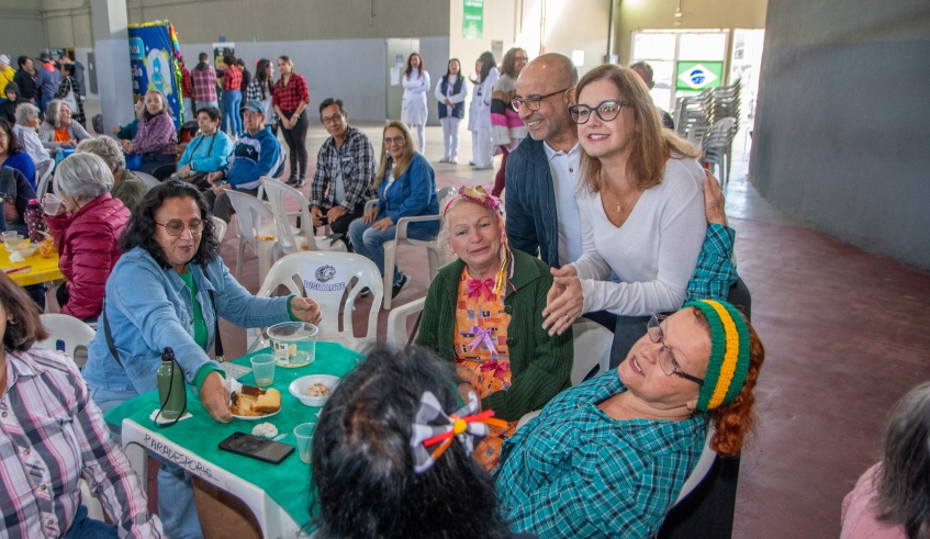 Prefeita Mara Bertaiolli participou da Festa Junina do Pró-Hiper e Mogi Longevidade, que reuniu alunos, professores e estagiários dos projetos voltados aos idosos (Divulgação/PMMC)