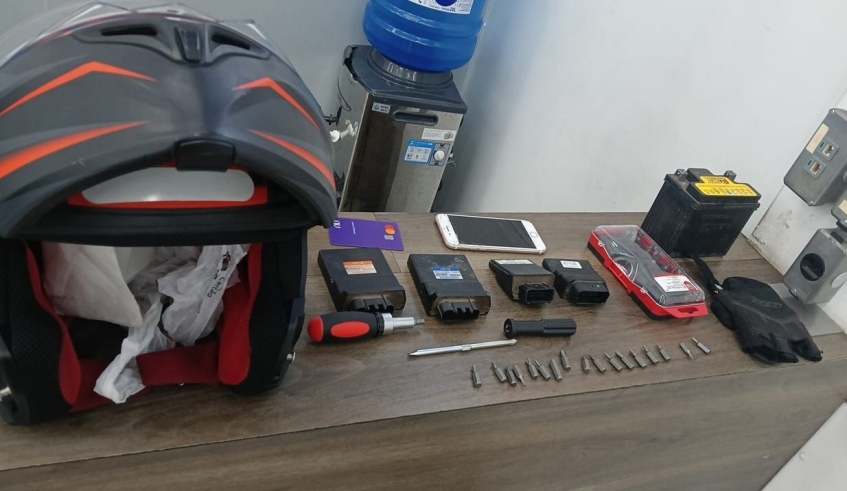 Com o homem, foram encontrados módulos de motocicleta, uma bateria, cartão bancário e chaves e um caixa com pontas de diferentes bocas de chaves (Divulgação/PMMC)