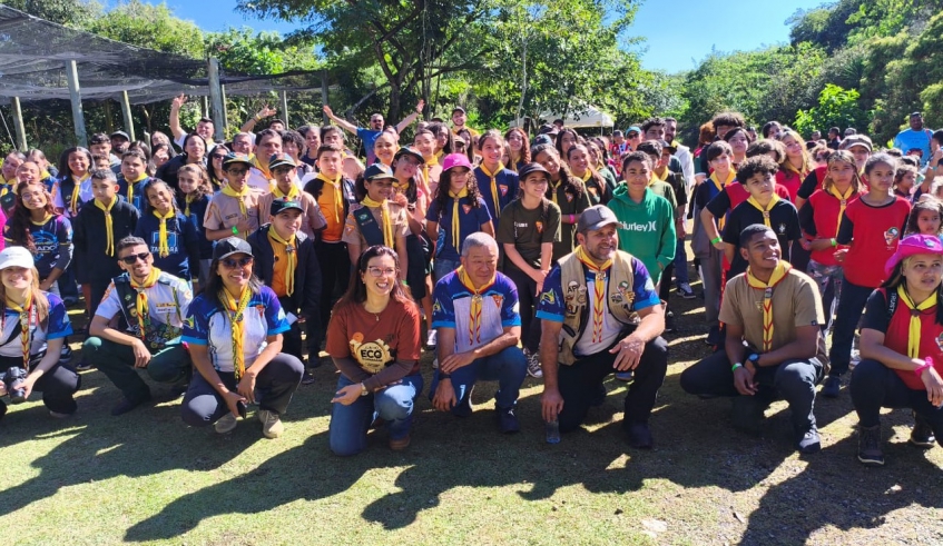Grupo Desbravadores e Aventureiros participou das atividades no Viveiro Municipal e foi recebido pela secretária Patricia Cesare (Divulgação/PMMC)