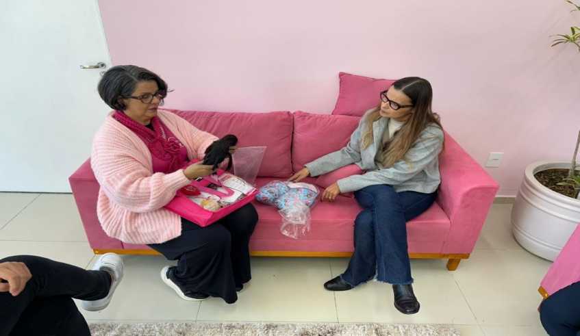 A presidente do Fundo Social de Mogi das Cruzes, Maira Cusatis, recebeu a visita da fundadora e gestora do Instituto Amor em Mechas - IAM, Débora Pieretti