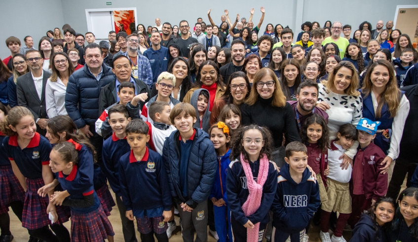 Prefeita Mara Bertaiolli e a secretária Patricia Cesare em meio aos alunos participantes, logo após o encerramento da premiação no Prédio 2 da Prefeitura (Divulgação/PMMC)