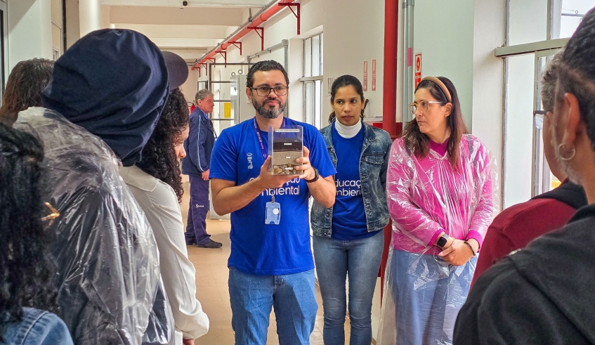 Estudantes conheceram diferentes fases e equipamentos do processo de tratamento que transforma água captada no Tietê em água potável (Foto: Julio Nogueira/Semae)