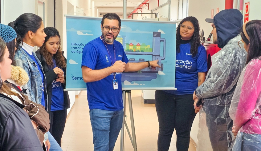 Estudantes conheceram diferentes fases e equipamentos do processo de tratamento que transforma água captada no Tietê em água potável (Foto: Julio Nogueira/Semae)