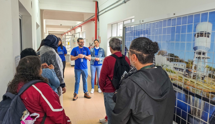 Estudantes conheceram diferentes fases e equipamentos do processo de tratamento que transforma água captada no Tietê em água potável (Foto: Julio Nogueira/Semae)
