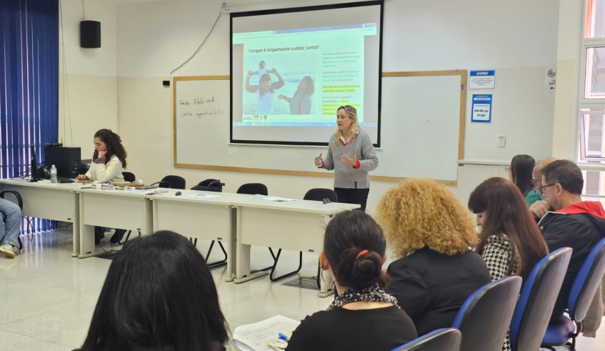A formação, ministrada pela diretora executiva da Estratégia Cinco Básicos, Marcela Almeida, reuniu 25 profissionais. (Divulgação/PMMC)