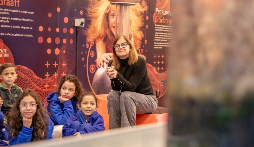 Prefeita Mara Bertaiolli visitou, nesta terça-feira (23), a Carreta Itinerante do Museu Catavento (Divulgação/PMMC)