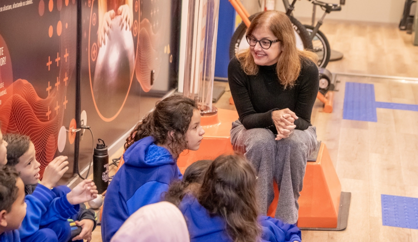 Prefeita Mara Bertaiolli visitou, nesta terça-feira (23), a carreta itinerante do Museu Catavento (Divulgação/PMMC)