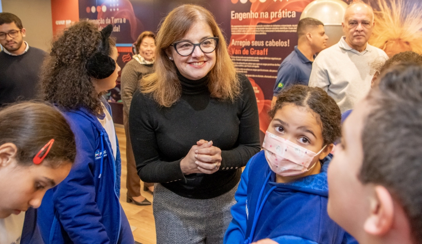 Prefeita Mara Bertaiolli visitou, nesta terça-feira (23), a carreta itinerante do Museu Catavento (Divulgação/PMMC)