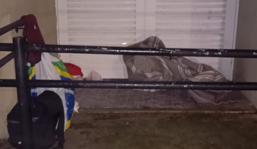 Homem que era procurado pela Justiça devido a condenação de 24 anos por homicídio foi localizado em frente a uma das entradas do Ginásio Tuta, no Mogilar (Divulgação/PMMC)