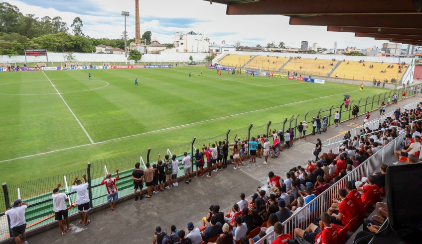 Gramado do Nogueirão foi analisado por profissional técnico da Federação Paulista de Futebol em critérios de performance e de infraestrutura, sendo aprovado (Divulgação/PMMC)