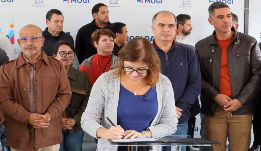 A prefeita assinou a Ordem de Serviço para iniciar os trabalhos na Vila Nova Jundiapeba (Divulgação/PMMC)