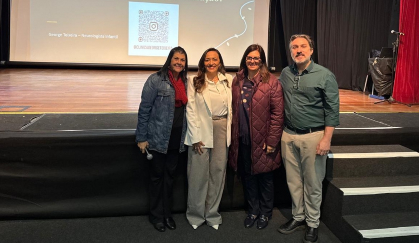 A formação contou com as palestras do neuropediatra, George Teixeira, e da terapeuta ocupacional, Luciana Dutra. Na foto estão acompanhados pela secretária de Educação, Claudia Romanos, e da diretora . . .